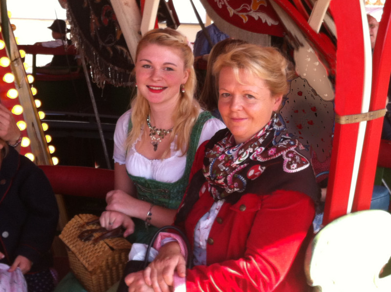 Friederike Schleyerbach mit Tochter Veronika, die Betreiber von Bauernhanddruck Katharied